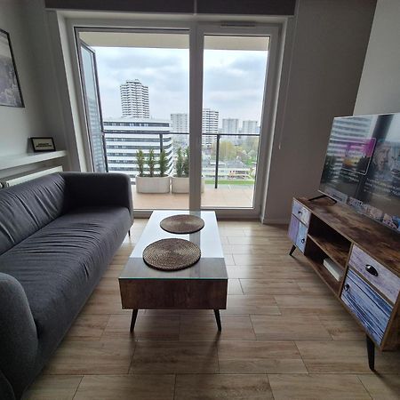 Apartament Wsrod 1000Cy Swiatel - Z Parkingiem W Hali Garazowej- Duzy Balkon Z Lezakami - Piekny Widok Noca Na Panorame Tysiaclecia Katowice Luaran gambar