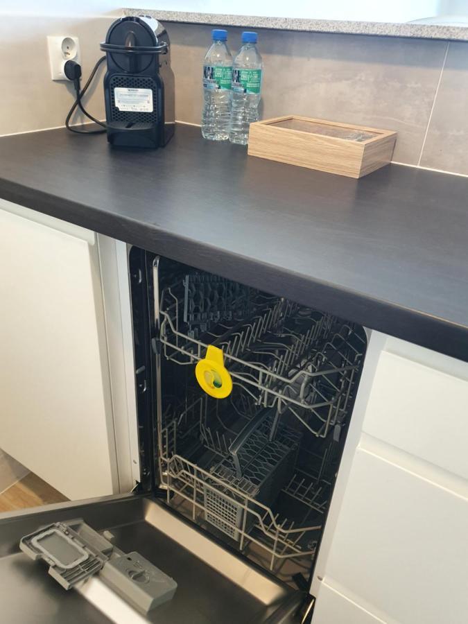 Apartament Wsrod 1000Cy Swiatel - Z Parkingiem W Hali Garazowej- Duzy Balkon Z Lezakami - Piekny Widok Noca Na Panorame Tysiaclecia Katowice Luaran gambar