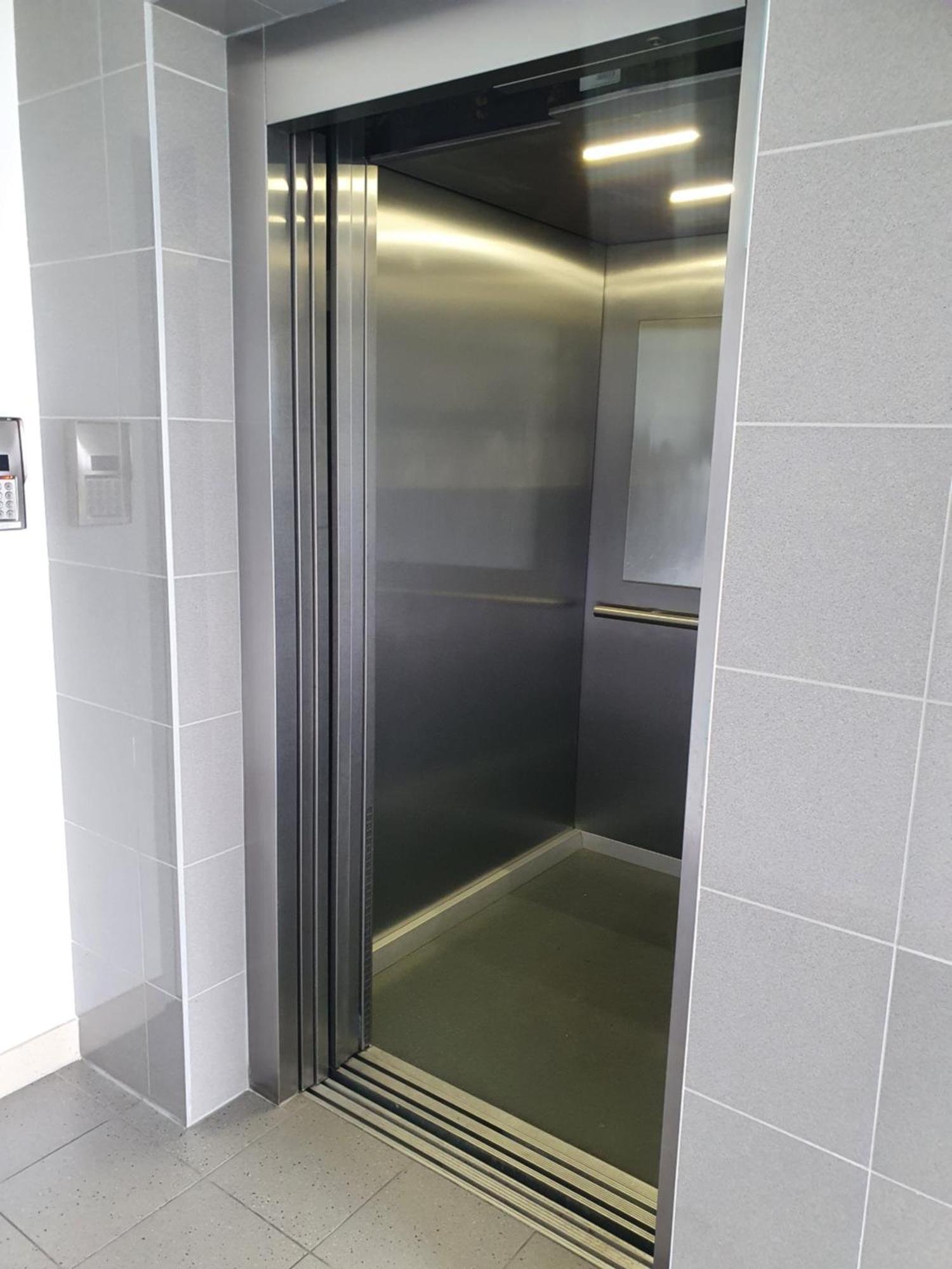 Apartament Wsrod 1000Cy Swiatel - Z Parkingiem W Hali Garazowej- Duzy Balkon Z Lezakami - Piekny Widok Noca Na Panorame Tysiaclecia Katowice Luaran gambar
