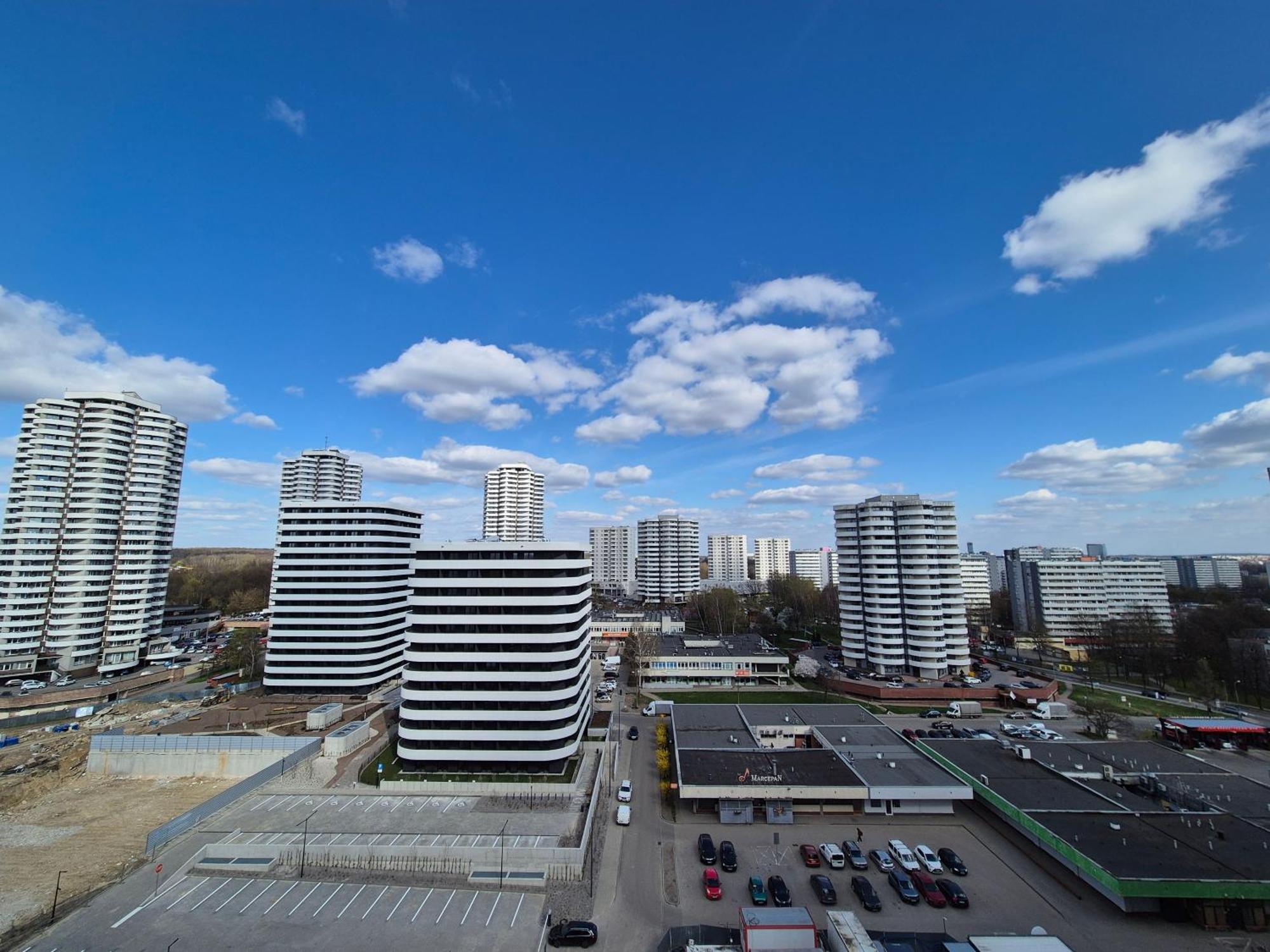 Apartament Wsrod 1000Cy Swiatel - Z Parkingiem W Hali Garazowej- Duzy Balkon Z Lezakami - Piekny Widok Noca Na Panorame Tysiaclecia Katowice Luaran gambar