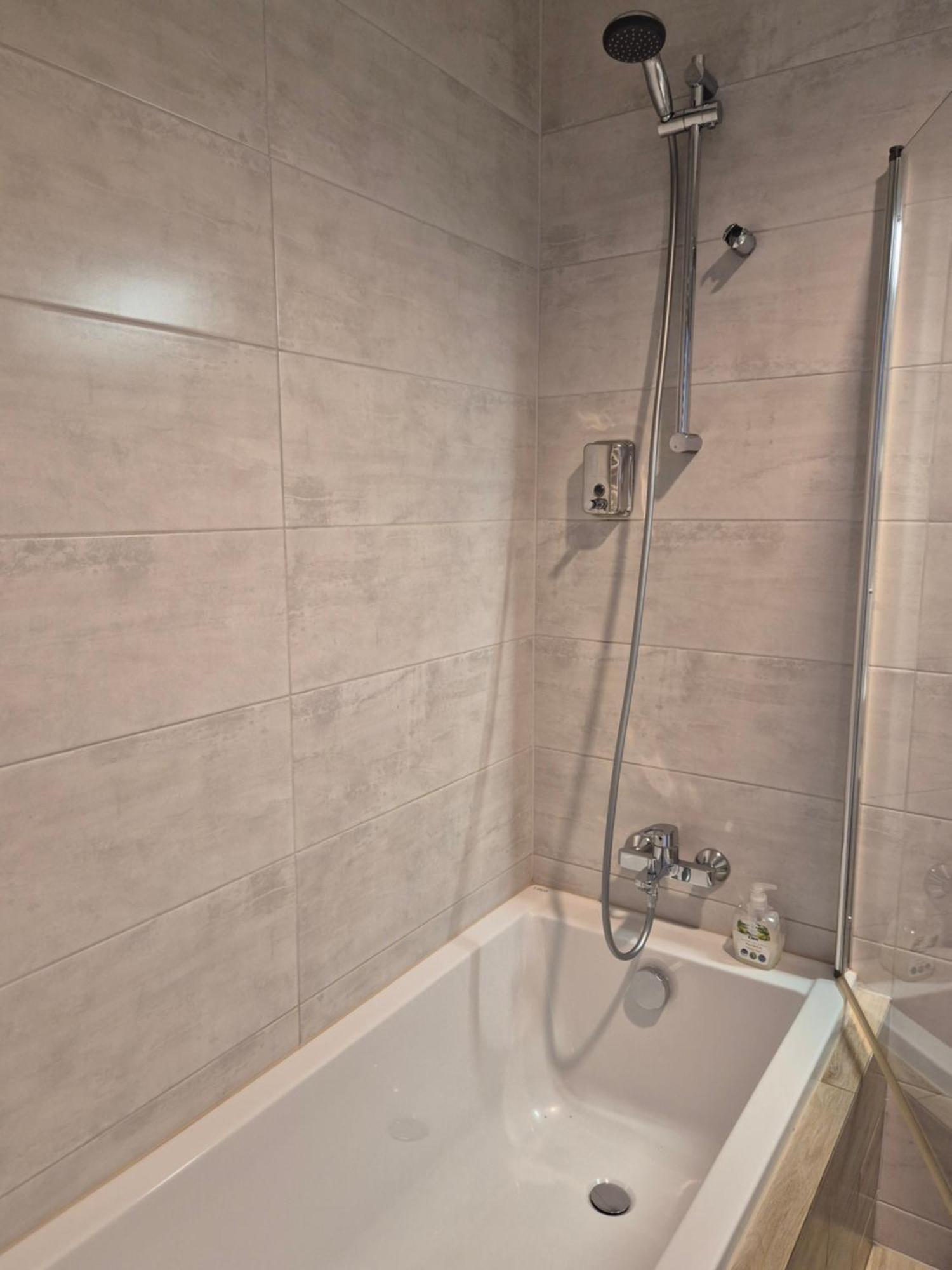 Apartament Wsrod 1000Cy Swiatel - Z Parkingiem W Hali Garazowej- Duzy Balkon Z Lezakami - Piekny Widok Noca Na Panorame Tysiaclecia Katowice Luaran gambar